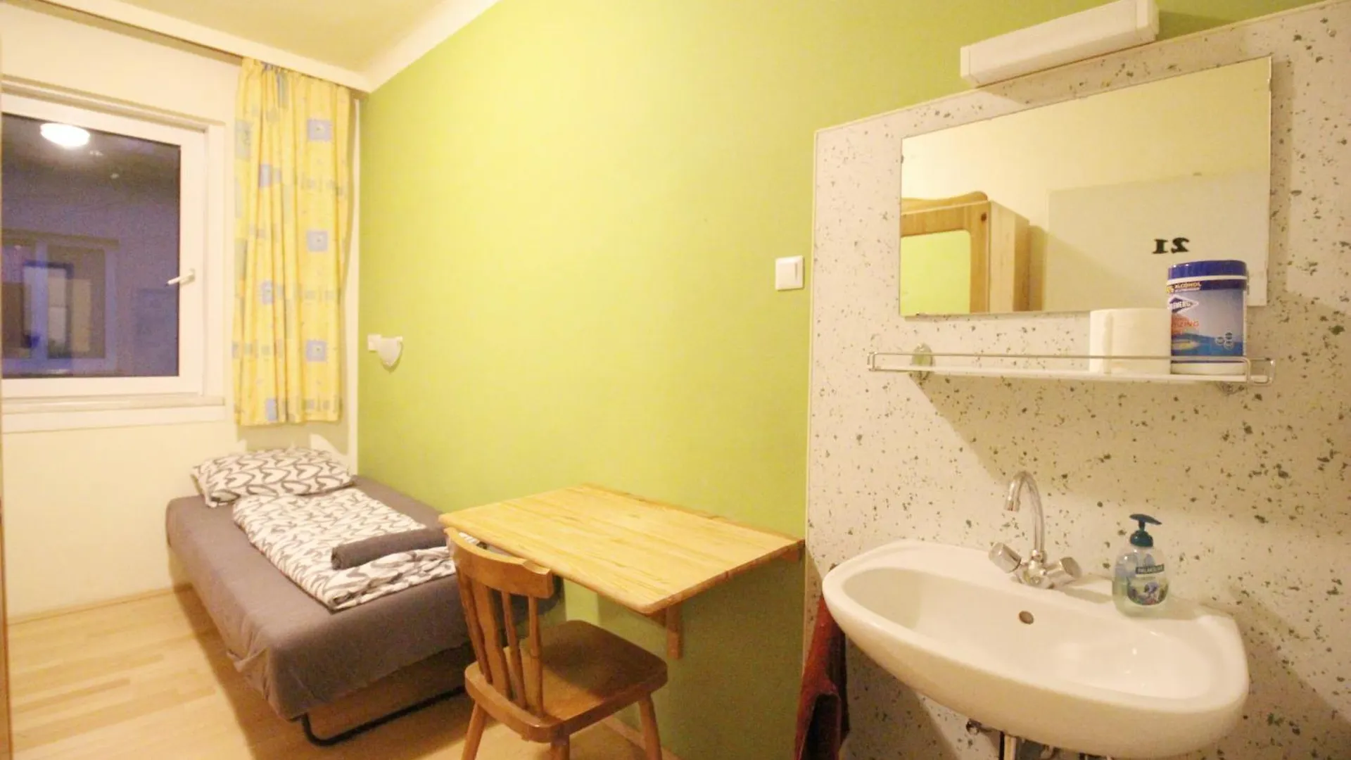 Δωμάτια σε οικογενειακή κατοικία Single Room In Hutteldorfer Strasse Area Βιέννη