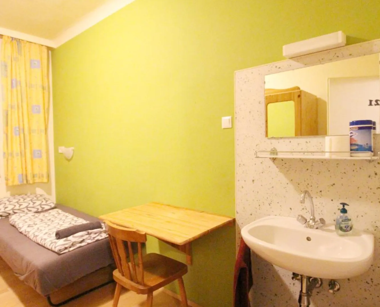 Single Room In Hutteldorfer Strasse Area Wien Rum i privatbostad