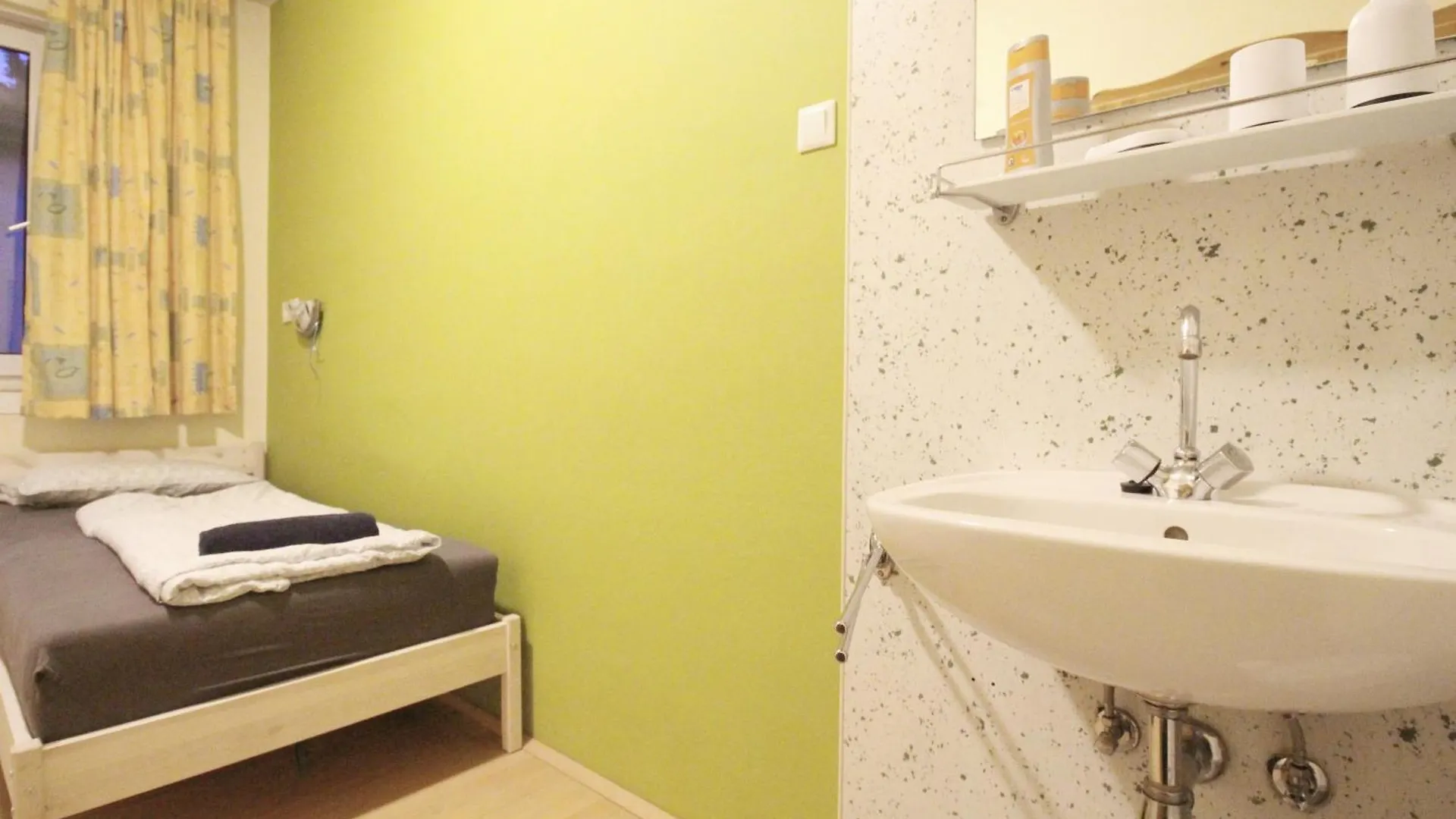Single Room In Hutteldorfer Strasse Area Wien Rum i privatbostad