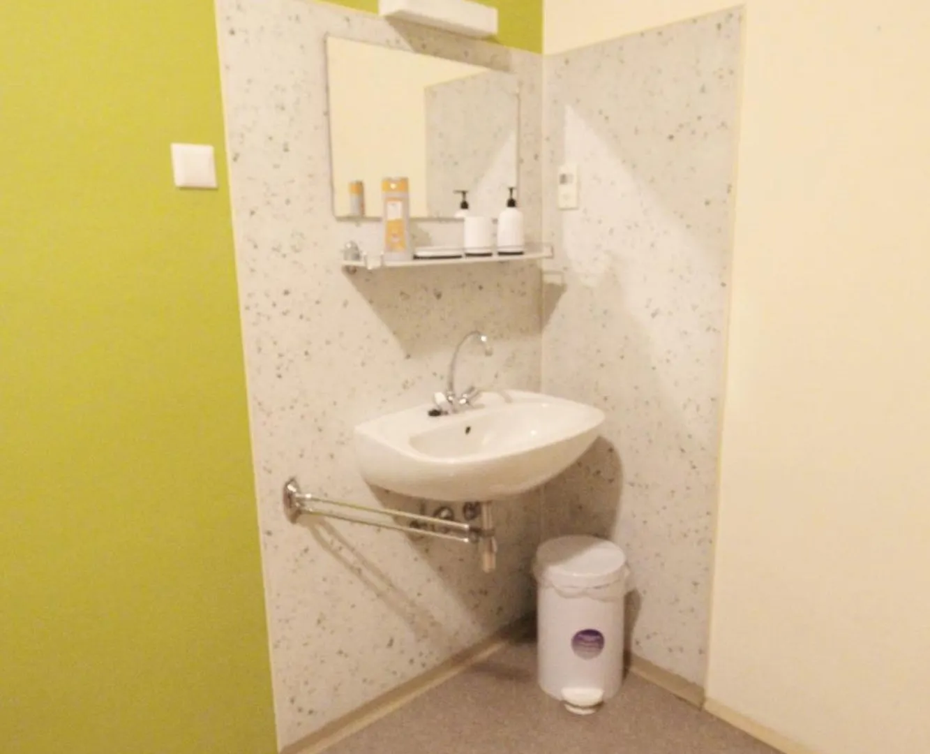 Single Room In Hutteldorfer Strasse Area Wien Rum i privatbostad